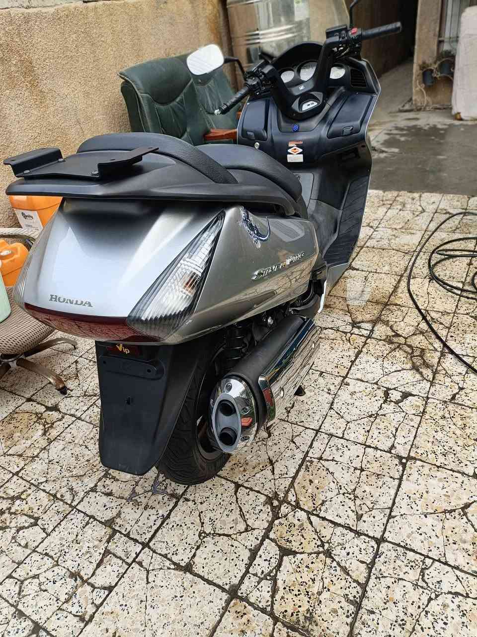 السلام عليكم
للبيع 400cc/2006✓
 الموصفات'
       ABS
       GBS
Ovar mood
       UBS   
گلوب بالصندوك الدراجه فول للاخير
•  المسافة المقطوعه 12699وقابله للزياده 
ملاحظة:الدراجه بحاله الوكاله مصار شهر وعشر ايام من نزلته من علاوي القائد لبيع دراجات اليابانيه      محسن ودهن موتل سكوتر  ومابيه اي نقص جيب وياك بمكان الفيتر عشره والي راغب بالشراء اني بخدمته للستفسار 
📳0⃣7⃣7⃣4⃣6⃣4⃣5⃣8⃣6⃣9⃣6⃣
