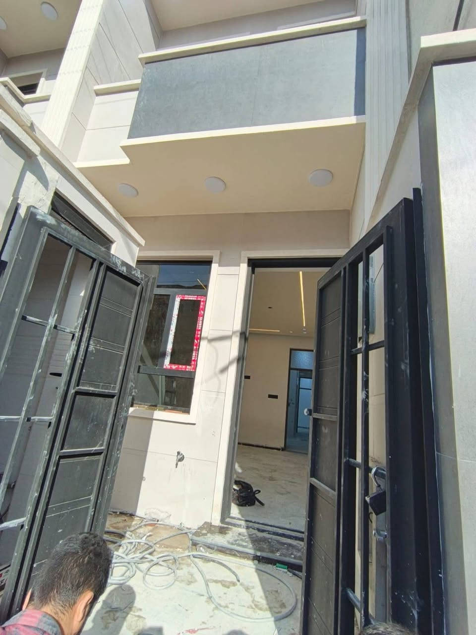 للبيع ٦٥م تسليم مفتاح الشعب عدن خلف مركز شرطة الشعب بيه ٣نوم واستقبال وهول وخدمات طابقين السعر ١٨٥قفل للاستفسار ***********
