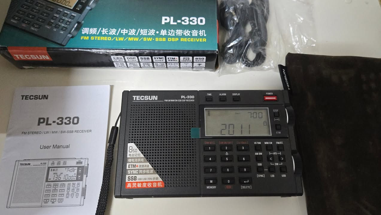 TECSUN PL-330
جديد لوك غير مستخدم
ميزة الكشف المتزامن (SYNC) تعمل على تحسين جودة استقبال الإشارات الضعيفة وتقليل التداخل الناتج عن المحطات المجاورة.
دعم حزمة النطاق الجانبي الموحد (SSB): يتيح استقبال اتصالات هواة اللاسلكي والملاحة، مع إمكانية الضبط الدقيق للنطاق العلوي (USB) والنطاق السفلي LSB) بخطوات تصل إلى 10 هرتز
نظام التخزين المحسن (ETM): ميزة حصرية تتيح مسح النطاقات وتخزين المحطات تلقائياً وتصنيفها بناء على ساعة
 المسح لتسهيل الوصول إليها. سعة الذاكرة يتسع النظام الداخلي
 لحفظ ما يصل إلى 850 محطة إذاعية عبر مختلف النطاقات.
البطارية يعمل بواسطة بطارية ليثيوم أيون قابلة
الإعادة الشحن من طراز BLC
منفذ الشحن منفذ شحن فئة USB يتيح تزويد الجهاز بالطاقة عبر الشواحن القياسية أو أجهزة الكمبيوتر
الشاشة شاشة رقمية من نوع LCD تعرض التردد
التوقيت، مستوى البطارية، ومؤشر قوة الإشارة.
الهيكل تصميم مدمج وخفيف الوزن مخصص للتنقل
والاستخدام الميداني.
للاستفيار مراسله الصفحه
***********
