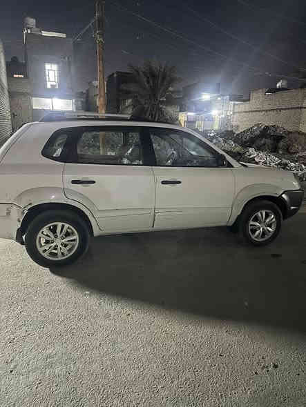 سلام عليكم توسان مديل 2010 سياره بيه قطعتين بدون دواخل سياره كير مكينه حداديه جدد سعر110 عنوان بغداد بنوك رقم تليفون ***********
