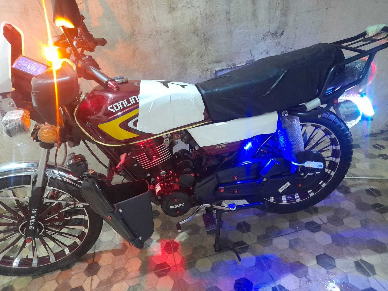 ايراني موديل 25 صرلي ٣ أشهر من شديته  محرك ٢٠٠ نهيته مليون قفل
***********
