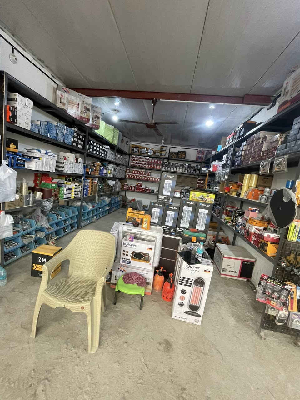 مجمع انشائيه للبيع متكون من3محلات سبب البيع عدم التفرغ مكان السبل السعر خاص للاستفسار ‭0781 094 7000‬
