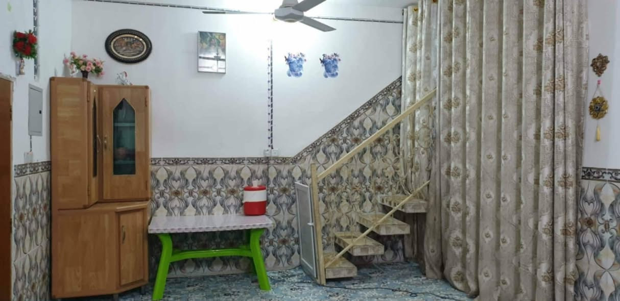 بيت مساحته 125 يحتوي ع غرفه واستقبال  وصاله ومطبخ  وحمامات داخليه وخارجيه مكانه النجف حي الصدر الثالث قريب ع شارع المطار   ل لبيع بسعر 42 مليون
واذا رهن 18 مليون 
لمده سنه او اكثر
***********
