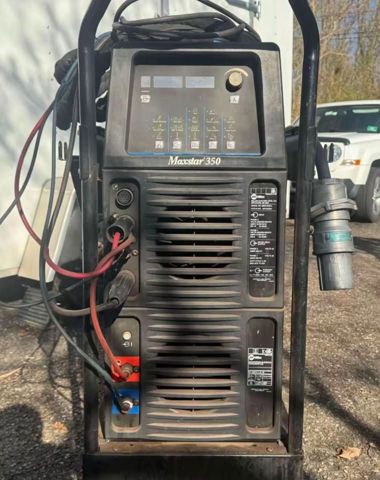 ماكنة لحام من نوع Miller Maxstar 350، وهي مصممة خصيصاً للحام TIG و Stick بدقة عالية.تتميز الآلة بواجهة تحكم رقمية تتيح ضبط معايير اللحام بدقة وتأتي مثبتة على عربة متينة لسهولة التنقل في مواقع العمل.تستخدم هذه الماكينات بشكل شائع في المشاريع الصناعية الكبيرة مثل خطوط أنابيب الفولاذ المقاوم للصدأ (ستانلس ستيل) لضمان جودة لحام ممتازة.
للتواصل (***********)
