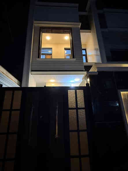 الدار للبيع 🏡 السعر /233وبي مجال 💛
بناء درجة اولى 
الشعب شارع عدن مقابيل مطعم حجي عادل
المساحة 100 م 
يحتوي الطابق الارضي على كراج وخدمات خارجية ومغسلة 
الدار مدخلين 👌👌
استقبال ومطبخ حار وبارد ومنور وخدمات وغرفة نوم
ويحتوي الطابق الثاني على غرفتين نوم وخدمات ومكان غسالة وبيتونة كبيرة
وسطحين 
(للاستفسار اكثر يرجى الاتصال على الرقم 
متواجد هذا الرقم على الواتس اب والماسنجر (*********** )
او على الرقم التالي ***********
او زيارة مكتب تبارك للعقار والمقاولات الكائن في شارع الاسواق المركزية قرب مطعم ميامي
