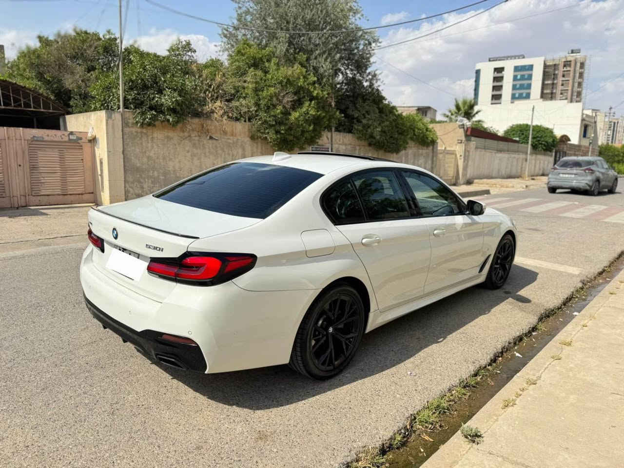 BMW 530i 2021 (Luxury)
بۆ فرۆشتن: ئۆتۆمبێلێک
 مۆدێل: 2021 
 ڕۆشتووە: 80 هەزار مایل
 بۆیاخ: بێ سبوخ (تەنها بستێک پێدرێی PDR هەیە بەبێ بۆیاخ)
 لایته‌کان: Full LED مۆدێل نوێ بە ڕووداکی بەرز و کوژانەوەی زیرەک
 سەقف: سڵاید (Sunroof)
 ناوەوە: کوشنی چەرمی کواڵیتی بەرز + کارەبایی + میمۆری کۆنترۆڵ 
كوشين ٧٠٠
 شاشەکان: شاشەی گەورەی ناوەڕاست (تەچ) + شاشەی دیجیتاڵی بەردەم شۆفێر (ناو شاشەی لۆکس)
 سیستمی زیرەک: Apple CarPlay و Android Auto + کیمەرە و حەساسی پێشەوە و دواوە بۆ ڕاگرتن
 مۆدەکانی لێخوڕین: (Sport, Comfort, Eco Pro)
 دۆخی ئۆتۆمبێل: زۆر لۆک و توندوتۆڵە، هیچ مەسرەفێکی تێدا نییە و سێرڤسی تەواوی بۆ کراوە.
📍ژماره موبايل *********** أربيل, العراق
