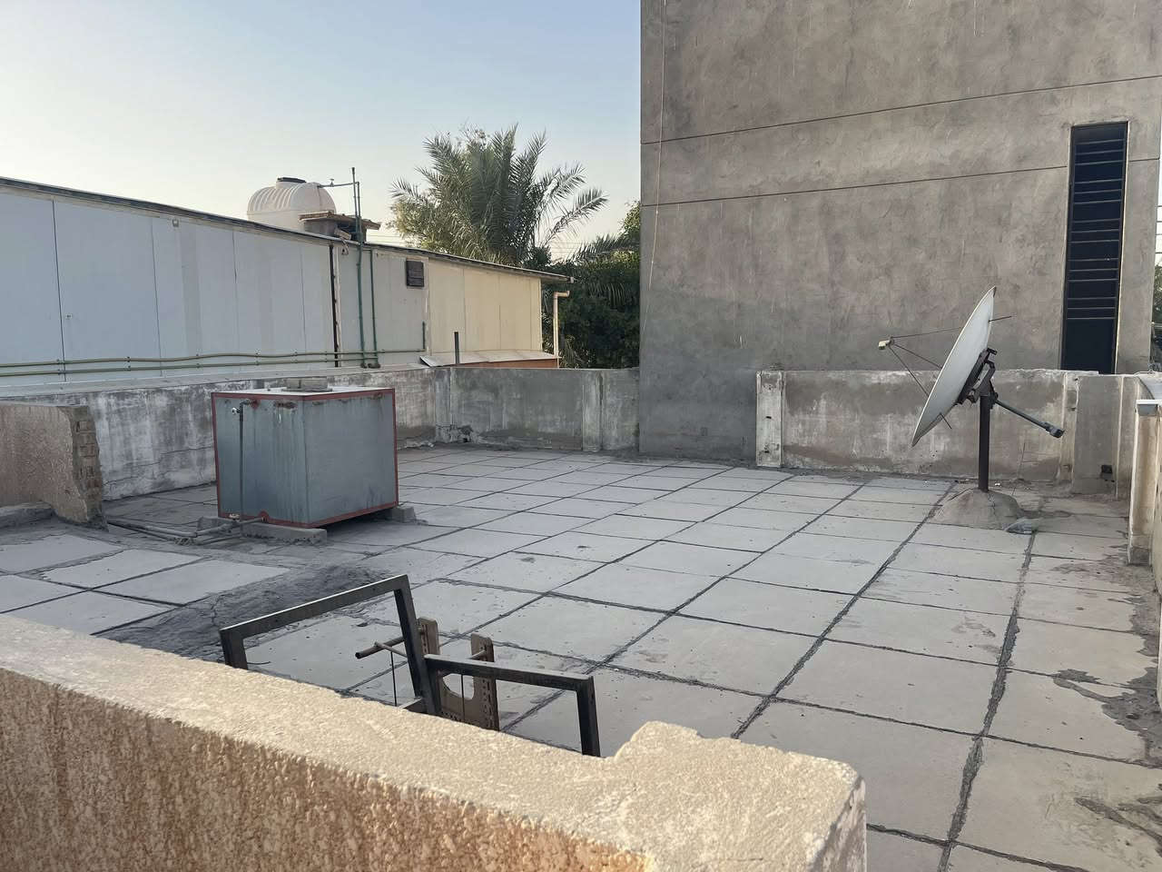 السلام عليكم
للبيع بيت ملك صرف مساحته ١٣٦
الموقع مدينه الذرى مقابل البيع مباشر
كامل خدمات كهرباء ٢٤ بدون انقطاع
شارع تبليط 
مقابيل البيت حديقه تشجير
مجاور البيت مركز صحي موقع البيت ممتاز 
يصلح للاستثمار بايجار ٦٠٠ 
جاهز للسكن
يحتوي ع غرفيتن نوم 
حولي مطبخ صحيات هول كراج
التفاصيل ***********
