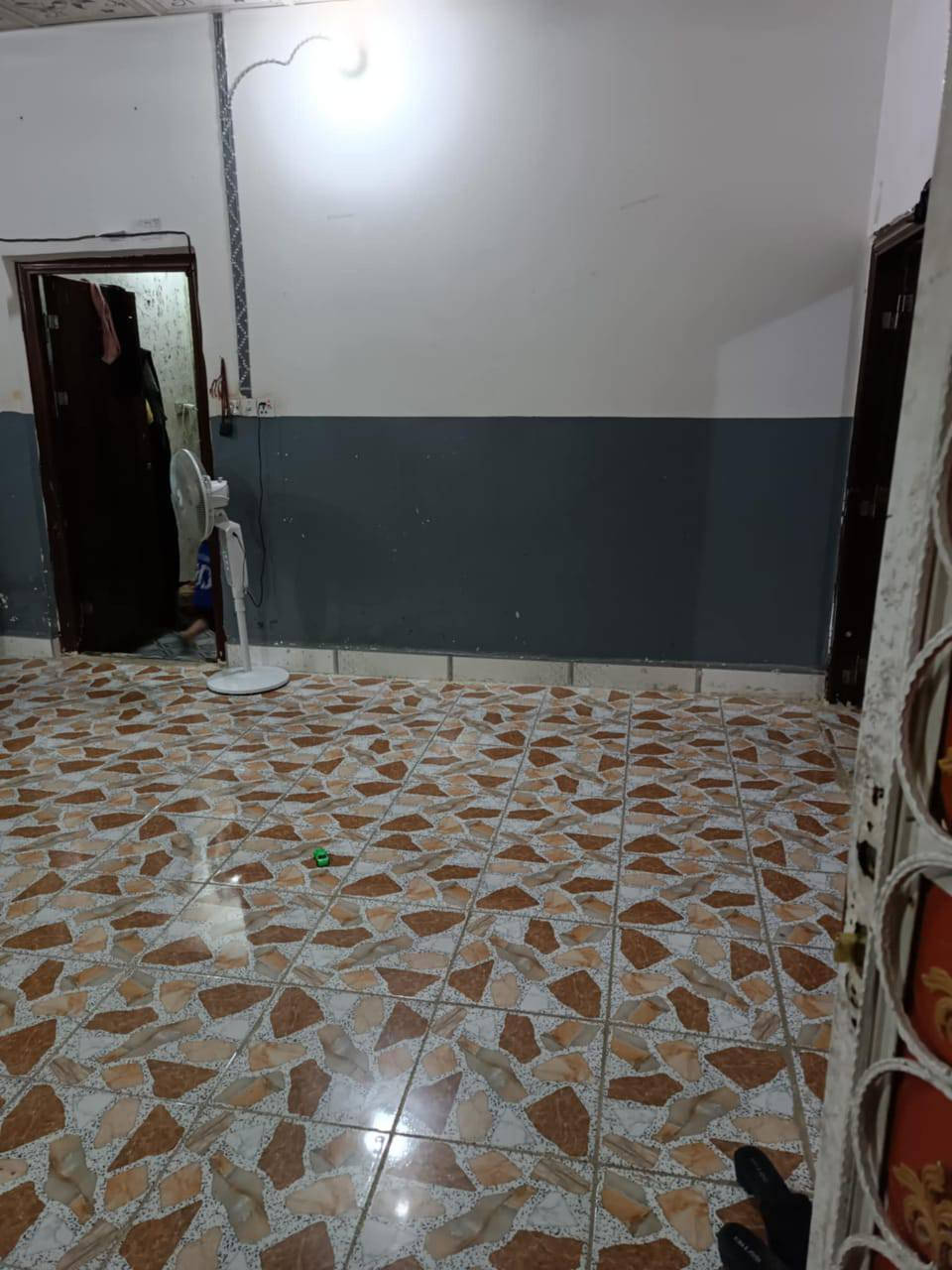 دار للبيع مساحته 140 متر دولان 2 م قريب على شارع السوك 
اساس كونكريت وبناء طابوق وسقف صب يحتوي على غرفتين نوم وصاله واستقبال ومطبخ وصحيات ومساحة كراج صغيره ارضيه كاشي بورسلين السعر 30 مليون مع المجال مراجعة مكتب ابو محمد الكريطي للعقار في حي الرحمه شارع مقرنص الكيات بلبدايه الاتصال ***********
