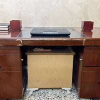 ميز مكتبي • خشب أصلي • واجهة مخدوشة