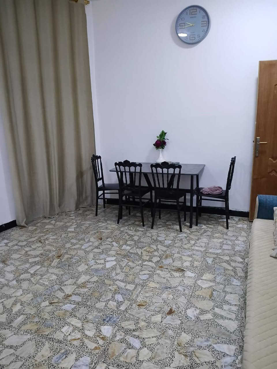للبيع 
بيت للبيع ١٠٠متر مربع بناء قاط واحد غرفه نوم  واستقبال ومطبخ وصاله صغيره وطرمه صغيره العنوان زراعي حي الاسرى بفرع سكلة شامل 
الاستفسار الاتصال على رقم موجود بس واتساب 
***********
