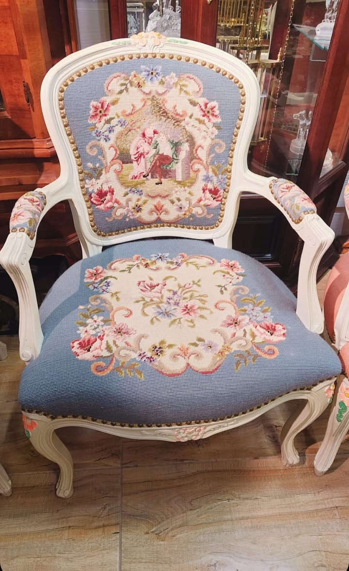 تخم. كراسي قديم اصلي فرنسي محل سليمانيه سروري وات ساب ***********
