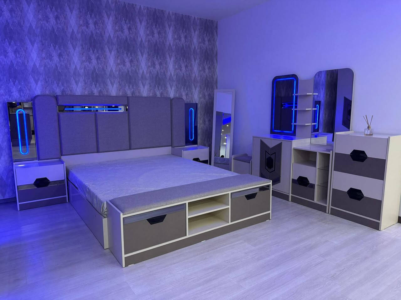 تم بعون الله تعالى حاويه 
موديل لميس 

شغل كل ثكيل كل بلوك ضهر 

10 قطع  جميع القطع اناره 

قياس كنتور 320
سرير خزن 
شازلون خزن 
الشد والنقل داخل بغداد مجاني 
حجز وستفسار وتساب 
***********
***********
