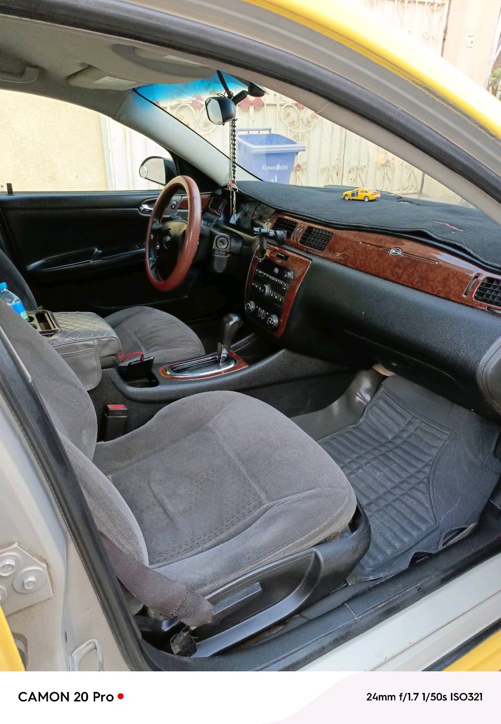 أنا عندي للبيع سيارة شيفروليه إمبالا إل تي 2008. السيارة لونها أصفر مع بعض التفاصيل بالأسود، وهي بحالة جيدة من ناحية الجسم والمظهر. من الداخل، المقاعد مغطاة بكسوة مريحة، وهناك مساحة كافية ومريحة للركاب. السيارة تستخدم بشكل ممتاز للنقل والرحلات، وأيضاً مناسبة للعمل كتاكسي بسبب لونها الواضح والمميز. الغيار أوتوماتيكي، ومجهزة بمعدات جيدة للقيادة اليومية.