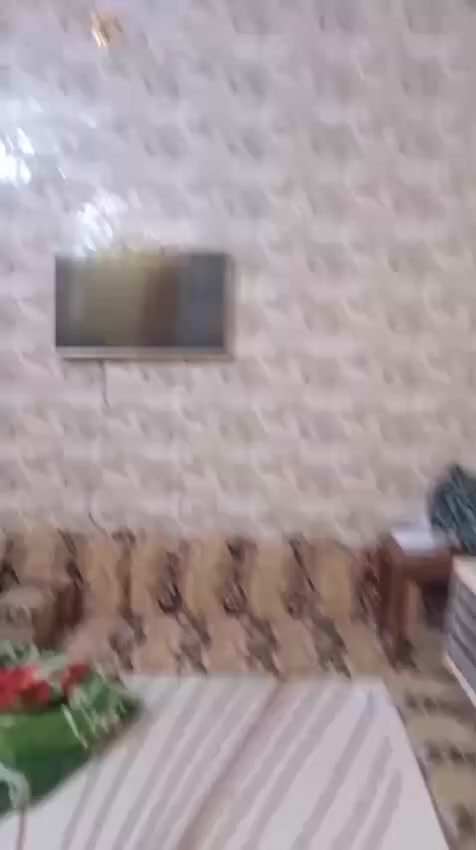 عندي بيت بسومر قريب على السوق وعلى جامعة العين الشارع العام قريب على مالك أبو التبريد مساحة البيت 125 البيت نظيف *********** الإيجار خاص اجره كامل هو وكل اغراضه سبالت ثلاجات مجمده ماطور ماء كيزر تانكي ماء كاونتر مطبخ غرفة نوم بيت  للايجار موثثه كامل يتكون من ديوانيه طوله 7×4
وطارمه 
وصحيات خارجيه 
مطبخ 4×4
صاله 4×4
غرفه 5×4
صحيات داخليه 
العنوان سومر قرب جامعه العين اليجار650
