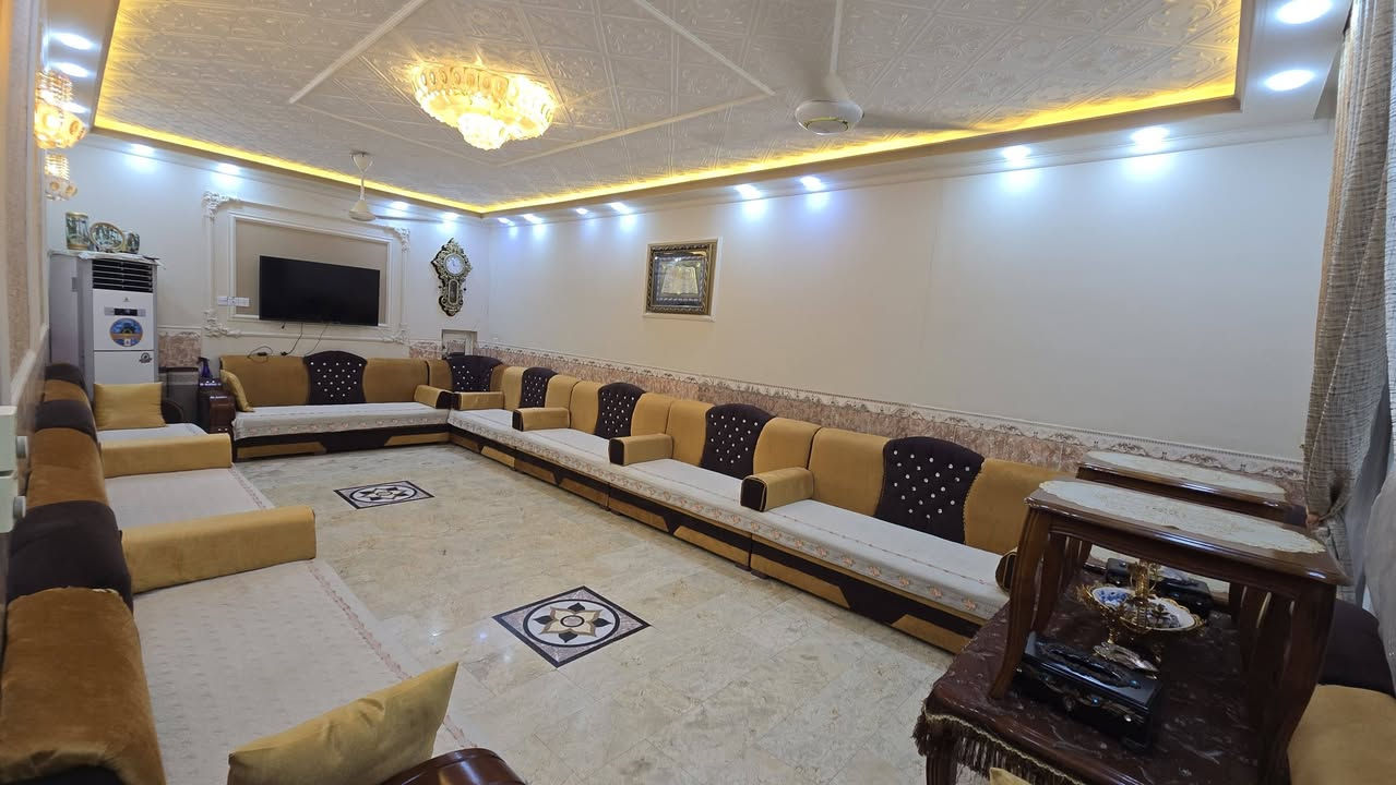 🏡 دار للبيع

📍 الموقع: حي الربيع، قرب جامع مسلم بن عقيل.

🔹 المساحة: 216 متر🔹 بناء حديث وتشطيب ممتاز.🔹 أرضية مرمر درجة أولى مع سيراميك حزام.

✨ مميزات الدار:✔️ كاونتر مفصل حديث.✔️ تخم استقبال كامل ويباع مع الدار.✔️ 5 سبالت ضمن البيع:

سبلتان للغرف في الطابق العلوي.

سبلت للاستقبال.

سبلت للصالة.

سبلت لغرفة النوم.

🏠 يحتوي البيت على:✔️ مطبخ.✔️ صالة.✔️ استقبال.✔️ غرفة نوم في الطابق الأرضي.✔️ غرفتي نوم في الطابق الثاني.✔️ حمام داخلي.✔️ حمام وخدمات صحية خارجية.

🏡 بيت متكامل وجاهز للسكن مباشرة، ويباع مع جميع المذكورات أعلاه، ولا يحتاج لأي إضافات.

📞 للاستفسار والتواصل:**********************
