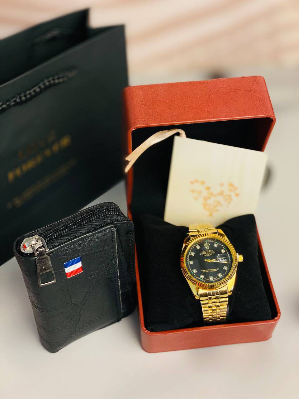 إذا محتار شتختار هدية؟
احنا وفرنالك الحل المثالي 👌

⌚️ ساعة رجالية فخمة
تصميم أنيق ✨
تفاصيل ذهبية تخطف العين
تليق بكل الأذواق والمناسبات

👛 محفظة جلد رجالية
عملية، مرتبة، وتعيش وياك مدة طويلة
ترتيبها أنيق وتناسب كل ستايل

🎁 تغليف راقي وجاهز للإهداء
يعني لا تعب، لا لف، لا حيرة
تستلمها وتقدمها مباشرة 😍

مناسبة لـ ❤️ 
🎂 عيد ميلاد
🎉 مفاجأة راقية
أو هدية تقدير لشخص غالي 

🚘يوجد خدمة توصيل لجميع محافظات العراق ٤ الاف🚘


**إذا كنت صاحب هذا الإعلان وتريد حذفه لأي سبب، رجاءا أرسل رسالة إلى الدعم الفني**