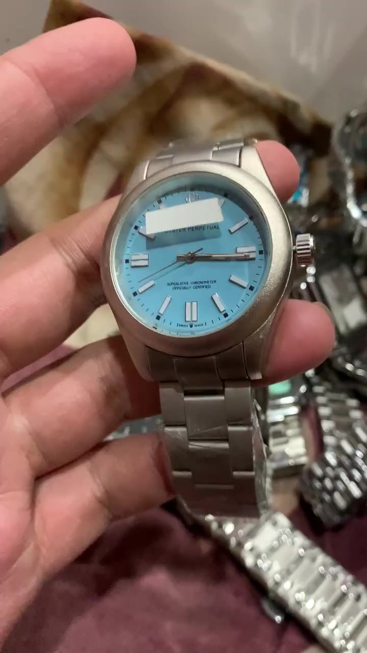 ساعات محترمه شباب
جوة سوك. 
اكو بيهن مكينة ماطور 
ضهر كشف
