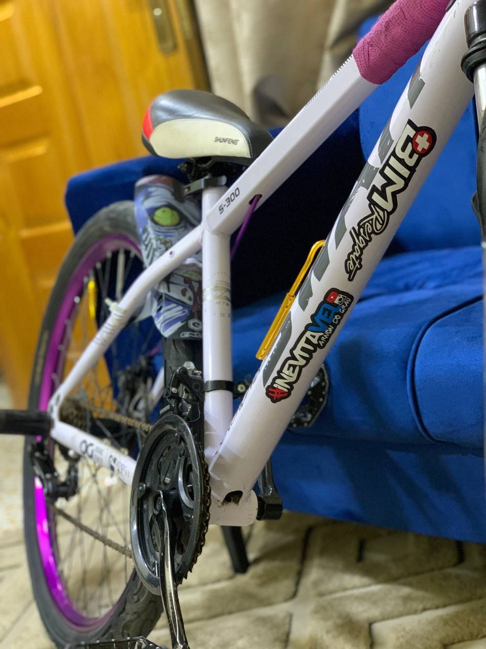 سلام عليكم بايسكل بايك اصلي بايسكل متعوب عليه يخبل ونضيف كلش رايده ب ١٥٠ شراي يراسل عل هل رقم *********** عنواني بغداد شارع حيفا
