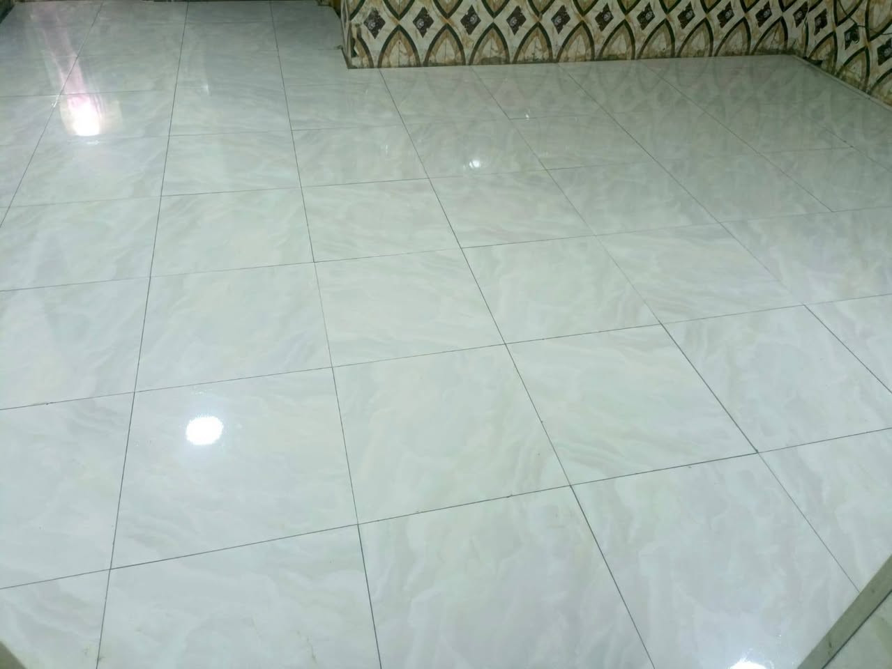 بسم الله
خلفه سيراميك  متفرغ شغل درجه اولى بليزر والهزاز 
*********** اتصال  
*********** واتساب
