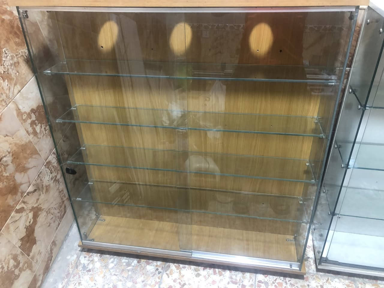 سلام عليكم  من رخصت الادمن 
عندي باترينات جام عرض /عدد2 
عرض 120 ارتفاع 1متر
باترينات عرض مبايلات جدار عدد/2
عرض 1 متر ارتفاع 1 متر
500 الف 
***********
