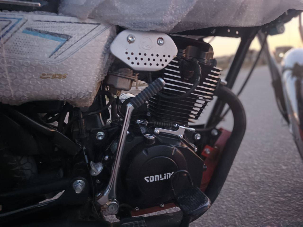 🔴اذا ماتشتري اعبر 🔴
   السلام عليكم 
دراجه سونك 2024  اوراق لون رصاصي المحرك 200حقيقي دراجه خير من الله مال جناي برغي مامفتوح 
مكفوله من اي شي 
عنوان: بابل ـ المحاويل ـ الامام علي بن الحسين 
ه‍ *********** اتصل وادلل
