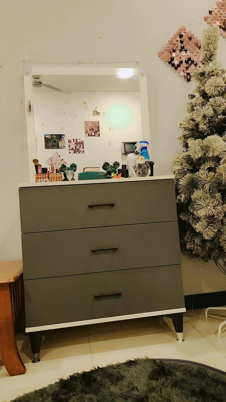 سلام عليكم خوان غرفه نوم جديده وما مستعمله قليل سعرهه 400 رقم ***********
