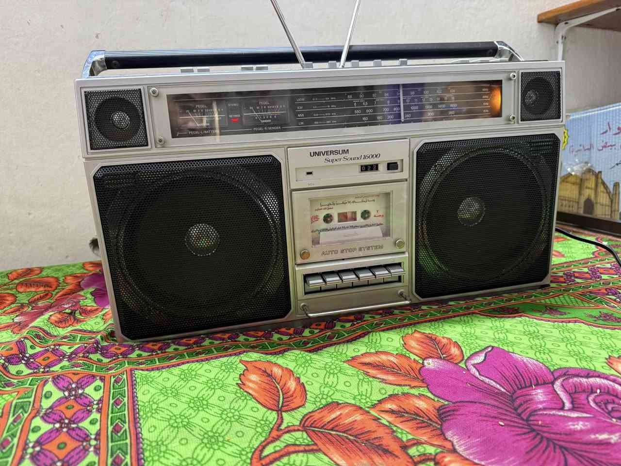 مسجل كاسيت مع راديو ألماني ماركة يونفيرسوم 16000.إصدار سنه 1983 شغال كهرباء 220 و بطاريه حجم كبير بحالة جيدة نظافة ٩٩٪؜ للاستفسار الاتصال على الرقم *********** المكان بغداد
