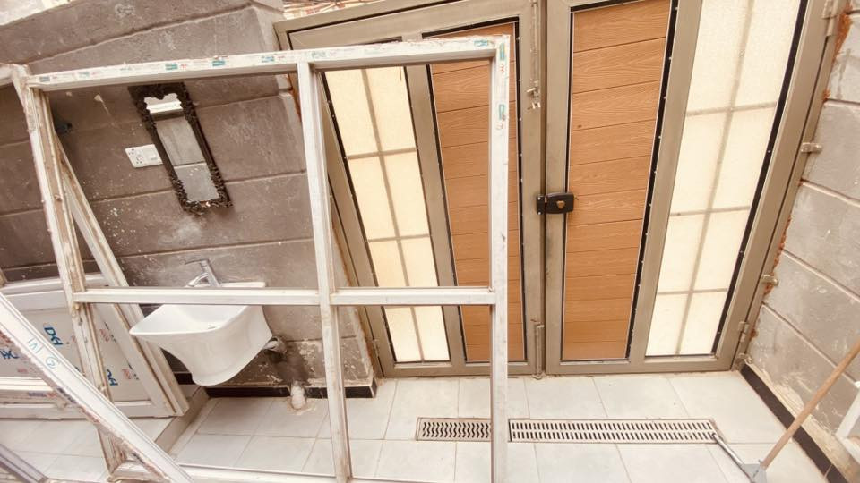 سلام عليكم قواطع للبيع عددهن 3 من ضمنهم باب كامل مكاني كربلاء  شارع المدرسي200 وبيهن مجال ***********
