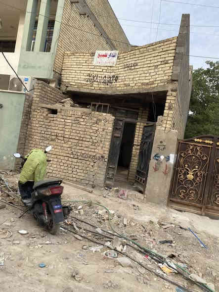 السلام عليكم بيت للبيع 100م  زراعي سند 25البيت متروك صار بسنه البيت مقابيله تبليط العنوان الضباط الثانيه خلف المعسكر شارع الصوره بنهايته البيت للاستفسار ***********
***********مامتواجد علفيس
