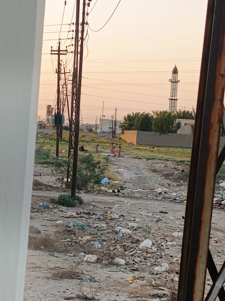 يوجد لدينا بيت قاطين في منطقة سيف سعد الغالبيه مساحه 187 متر ملك صرف ركن مربع يحتوي على استقبال ومطبخ وصاله وصيحات داخليه فوك 3 غرف بيت على ساحة يعني كدام البيت ساحة تشجير السعر 70 ؤبيه مجال للشراي ***********
