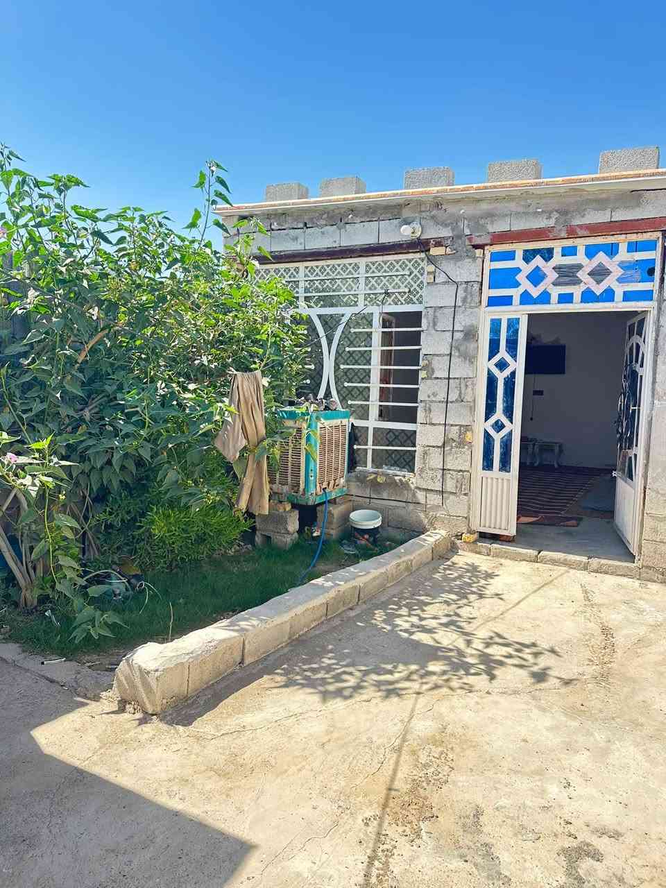 السلام عليكم بيت لبيع كاطون الرازي قرب شعلان ابو السراميك البيت زراعي مساحته ١٥٠متر يحتوي ع ستقبال +صاله+مطبخ +غرفه السعر ٢٠وبيه مجال ***********السكف مالته سندويج
