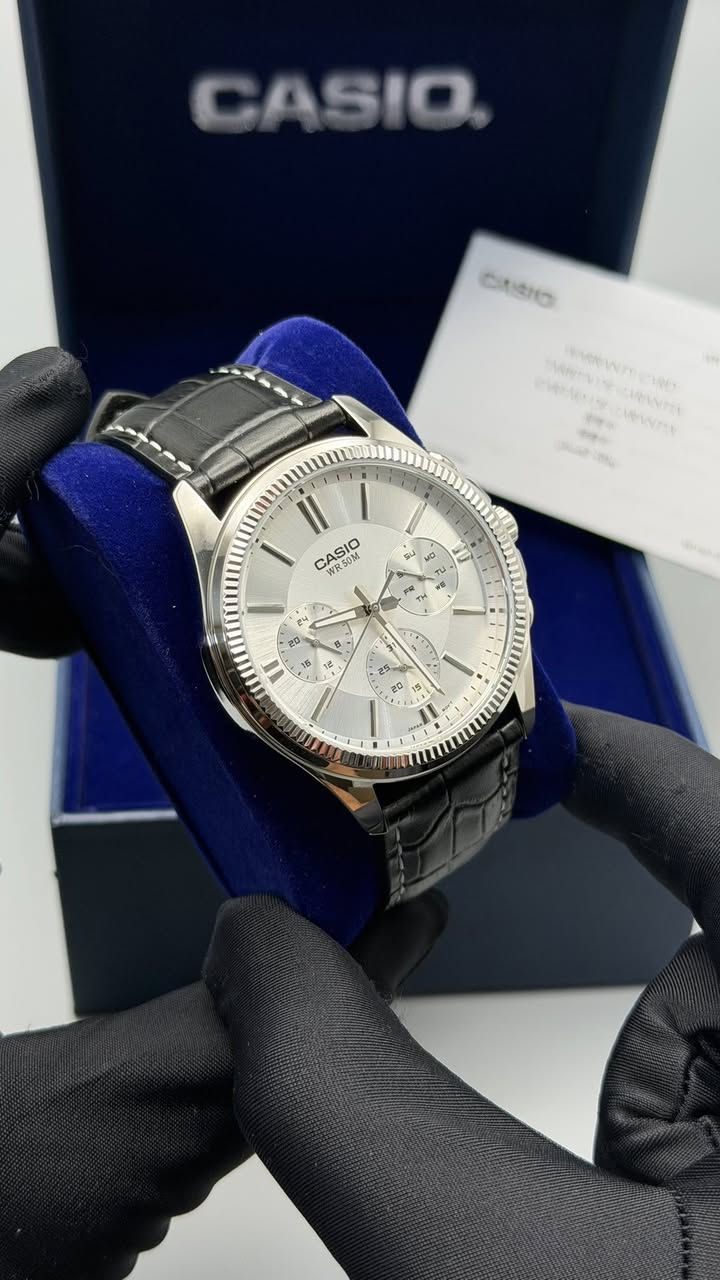 ساعة CASIO الأصلية
تصميم كلاسيكي أنيق بواجهة فضية وسير جلد أسود يمنحك مظهر راقي مناسب للعمل والمناسبات والاستخدام اليومي.

المواصفات:

* حركة Quartz أصلية عالية الدقة
* مقاومة للماء WR50
* عرض اليوم والتوقيت
* واجهة فضية بتفاصيل فخمة
* سير جلد مريح بخياطة أنيقة
* أصلية مع العلبة والكتيب
* إمكانية الفحص قبل الاستلام

السعر: 130,000 دينار عراقي

للتواصل والاستفسار واتساب:
***********
