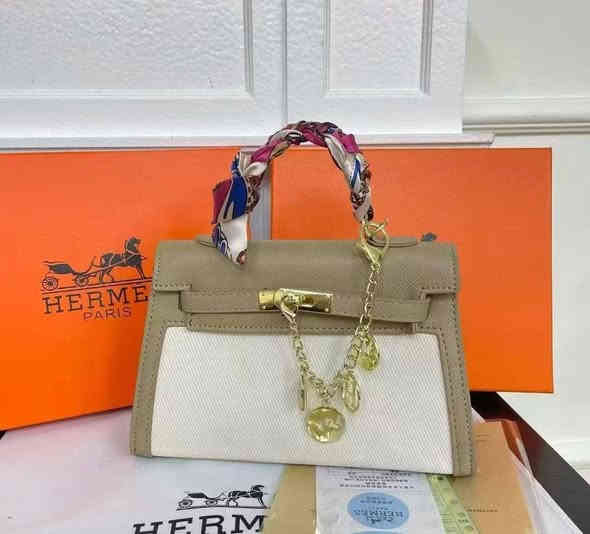 حجم صغير العرض 22 سم ارتفاع 14 سم  
#احذية_وحقائب_خالد خانقين مجمع شاكر رضا
 توصيل داخل خانقين وكل المحافظات 
واتساب *********** 
صفحتنا على الانستا 
‏https://www.instagram.com/khaled_bags_shoes?igsh=aHgzNnAyeDc0cGd1
السناب 
‏https://www.snapchat.com/add/khaledzahawe?share_id=GwP3kgwzTro&locale=ar-EG-u-nu-latn
التيك توك 
‏https://www.tiktok.com/@khaledzahawe?_t=8kEouIPTpO1&_r=1
الفيس 
‏https://www.facebook.com/khaledbagsshoes?mibextid=ZbWKwL
