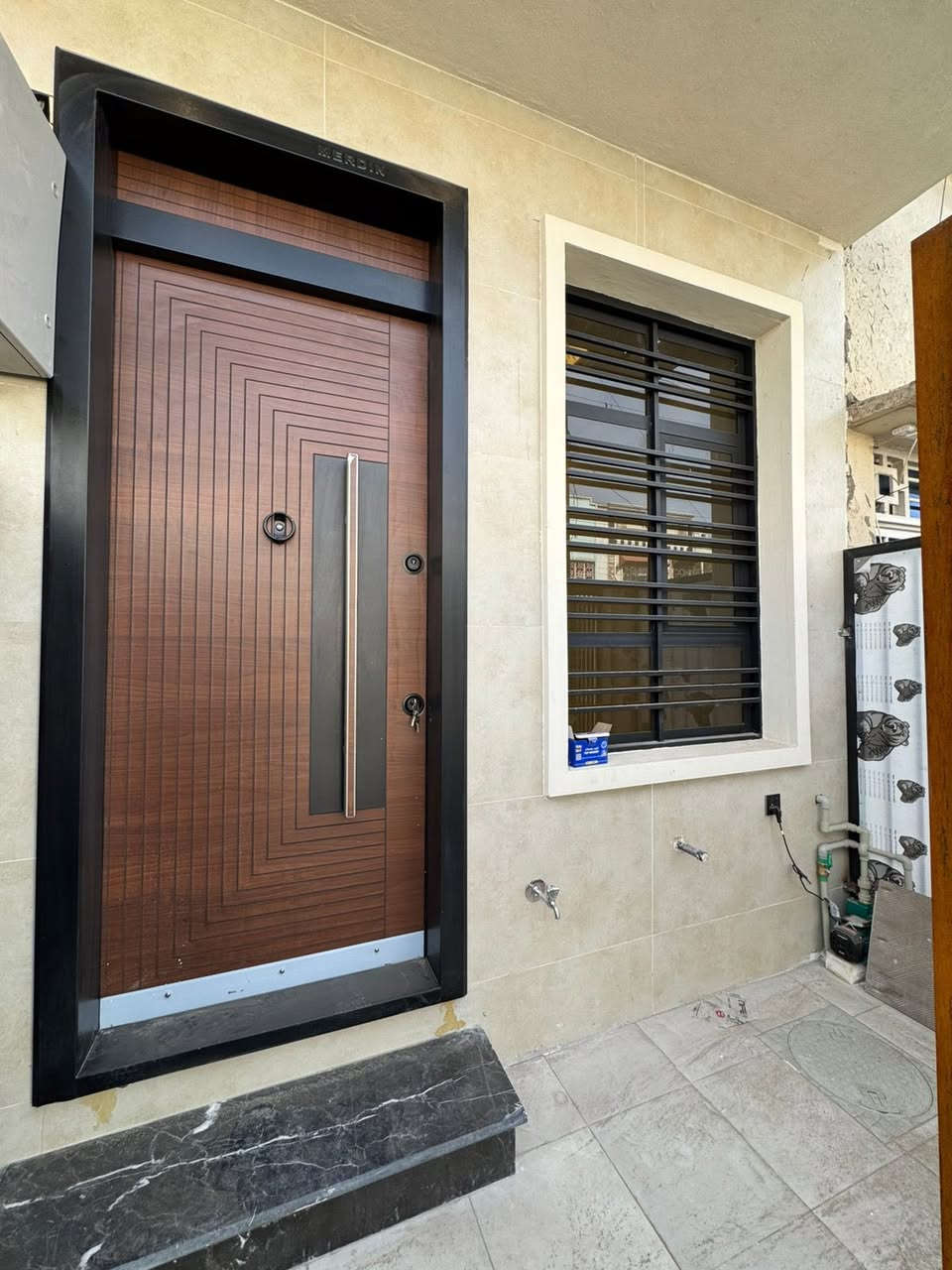 فرصتك لامتلاك بيت بطابو صرف مساحات 50 م   عرض شارع 20متر
بتصميم حديث وأنيق، موقع هادئ  وقريب من كل الاحتياجات.

مواصفات البيوت: عرض شارع 20 متر 
✔️ 3غرف نوم واسعة
✔️ صالة معيشة بتشطيب عصري
✔️ خدمات عدد (2)
✔️ منور للإضاءة والتهوية
✔️ تصميم حديث يلائم العائلة

📍 الموقع: بغداد – حي القاهرة  – ناجي عواد  – داخل فرع افران زيتون 

📞 للاستفسار:***********
