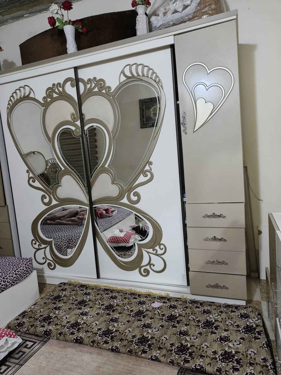 غرفة نوم للبيع مكونه من 8 قطع السعر ٧٥٠ بيها مجال قليل 
رقم الهاتف ***********
