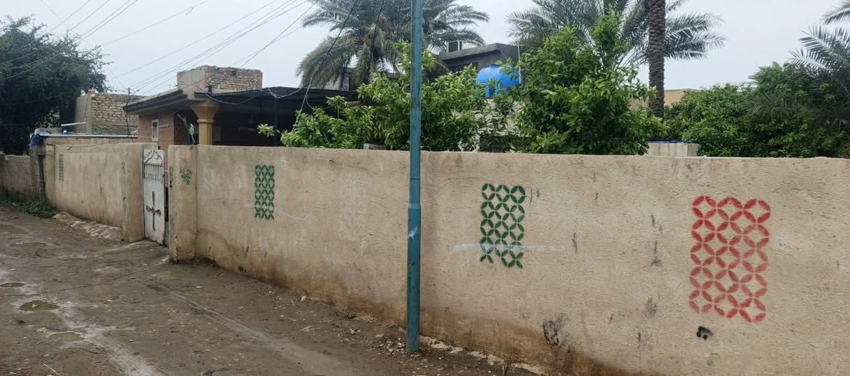 السلام عليكم دار للبيع خلف مشتل المهندسة سحر المساحة 300 جبهة 30 جنس لارض قانون 17 يحتوي على غرفتين نوم +ستقبال صحيات داخلية خارجية البناء جيد جداً مسلح السعر 80وبي مجال بصيط رقمي ***********
