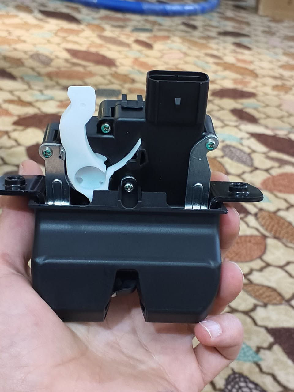 هذا المنتج عبارة عن مشغل مزلاج قفل الباب الخلفي (Tailgate Lock Actuator) لسيارات هيونداي توسان (2016-2021) وكيا سبورتاج (2017-2021). 
رقم القطعة الأصلي (OEM): 81230-D3000.
الوظيفة: استعادة وظيفة القفل والفتح السلس لصندوق السيارة الخلفي.
المميزات: تصميم متين يتحمل التآكل وظروف الطقس المتغيرة.
التوافق: مناسب للطرازات التي تحتوي على مفتاح تحكم عن بعد أو أزرار


**إذا كنت صاحب هذا الإعلان وتريد حذفه لأي سبب، رجاءا أرسل رسالة إلى الدعم الفني**