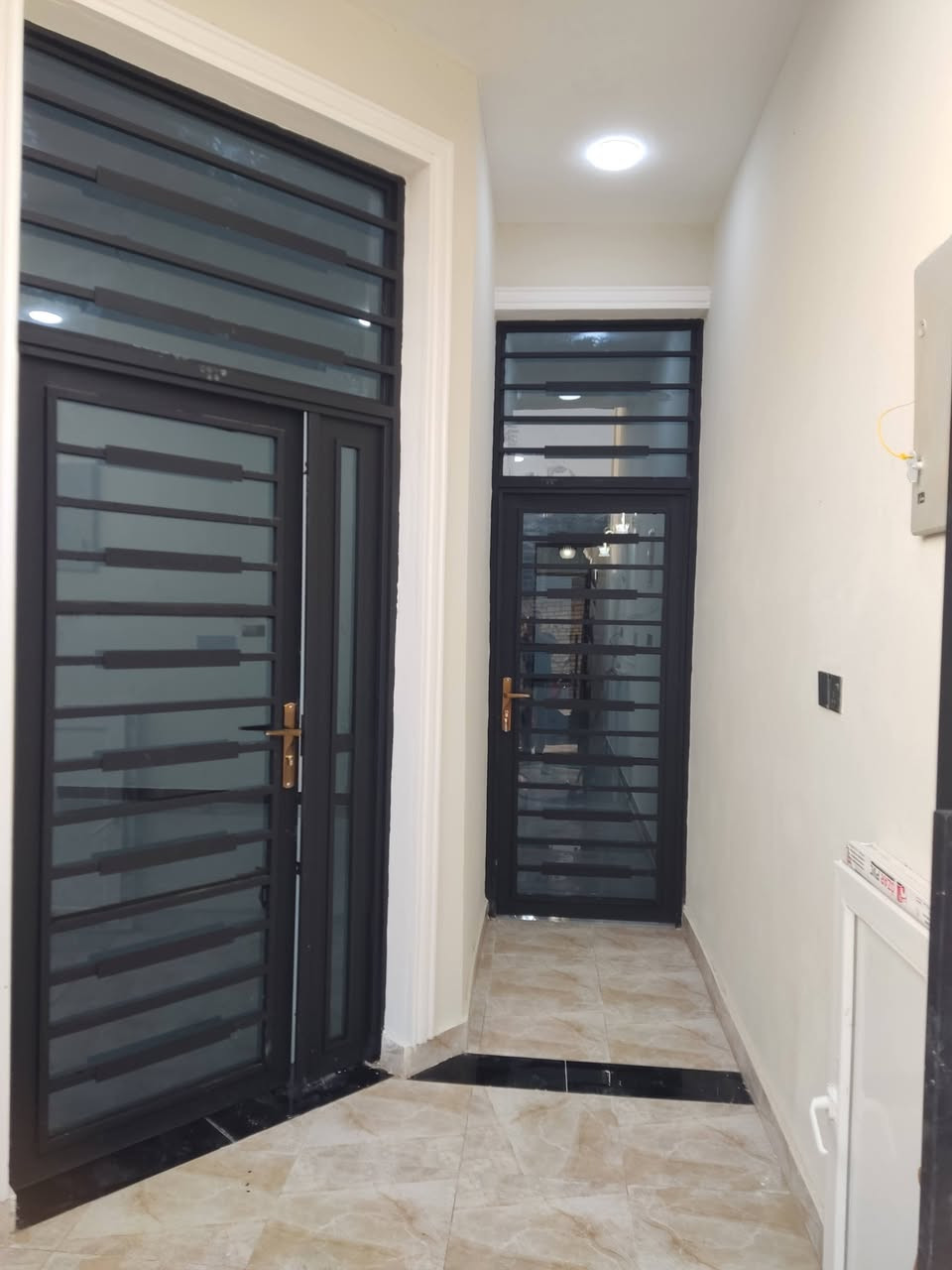 مشتمل للبيع م حي الخضراء مقابل المعارض طابق واحد بناء جديد غير مسكون جاهز للسكن م 100 طولاني مرقم بلديه للستفسار ***********.   ***********
