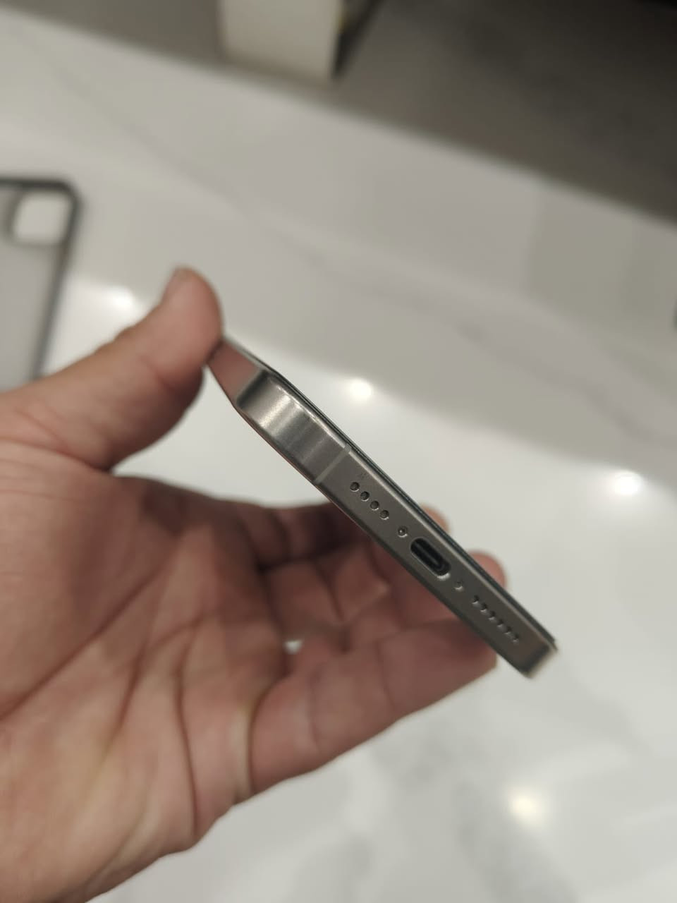 ايفون ١٥ برو ماكس شرق اوسط AA  ذاكره ٢٥٦ الجهاز كلش نظيف و على ايدي كارتون وياه ومطابق  بطاريه ٨٧ الجهاز ما ملعوب شعره بيه فقط الظهر صار بيه فطور مثل متلاحظون السعر ٩٧٥  هذه رقمي  ***********
