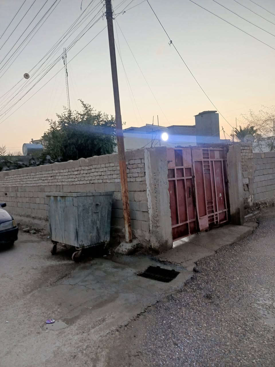 السلام عليكم. بيت للبيع ركن (طابو سند طابو سند ) 
.
واجهه 16 والنزال 27 تريده بيت او قطعه ارض ويرهم 3 مشتملات بنص منطقه سكنيه وقريب عل شارع العام مكانه بلصديقيه قرب مدرسه ابن البيطار بلفرع مال مكتبه الوليد كامل خدمات ماء كهرباء مجاري وتبليط وبسعر مناسب 90 مليون وبيه مجال بسيط للاستفسار ***********
