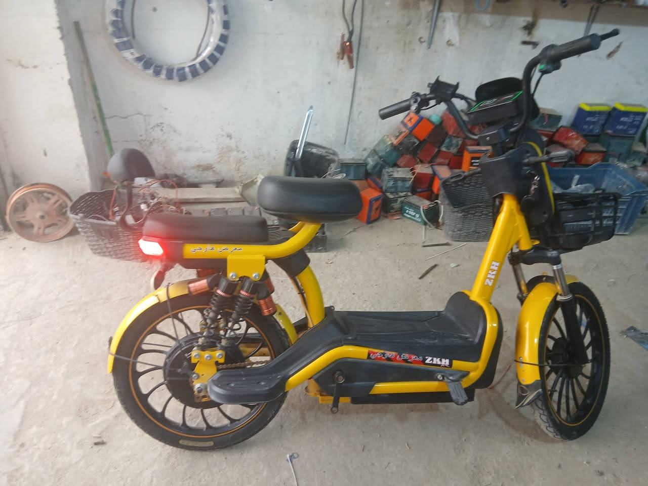 دراجة شحن للبيع جديدة مستخدم شهر بطارياتها ونلي الأصلية جدد سعرها ٢٥٠ وبيها مجال مكاني بعقوبة مدخل مفرك ***********
