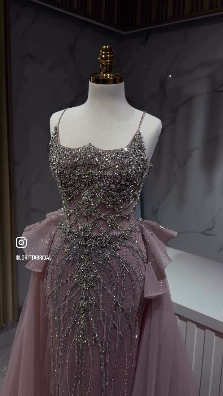 فستاني الي اتعب شلون اوصفه من كد جماله ❤️وشغله يموت يموت🥹
 حرفيآ ينطي حضور ونزاكه وفخامه وشغله جدآ جدآ ممتاز مو شغل عادي كوله حجر لبسته نص ساعه فقط بسبب تبديل 👗بفستان ثاني قياسه ٤٤/٤٦ ماخذته ٨٥٠ واعرضه ب ٤٠٠ ومتخسر الي تاخذه الف 
عافيه عليها 💋😍
@rashwan_f123


**إذا كنت صاحب هذا الإعلان وتريد حذفه لأي سبب، رجاءا أرسل رسالة إلى الدعم الفني**