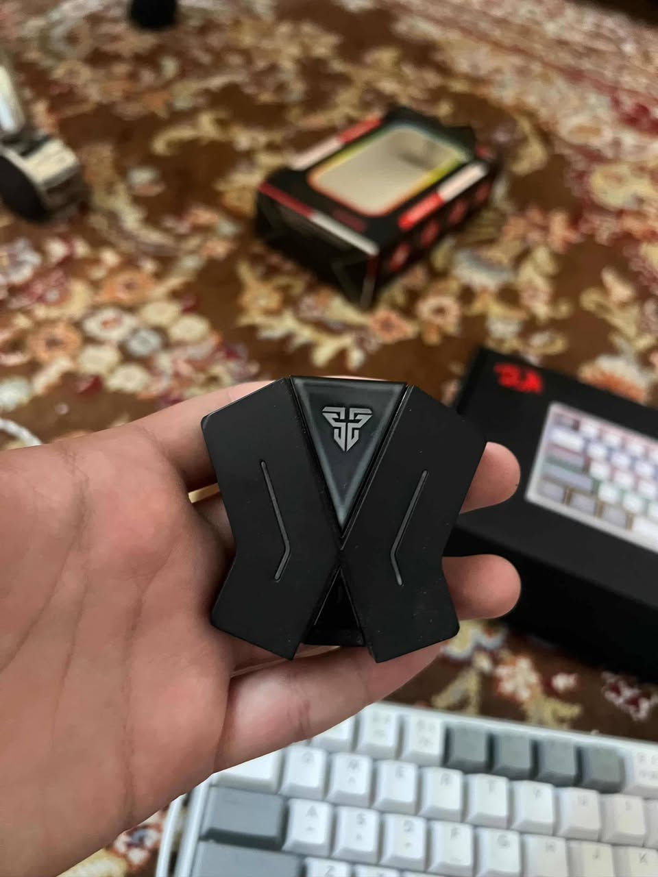 السلام عليكم بيع ماوس وكيبورد ماوس R8 اضاءه ليد متغيره كيبورد ريد دراكون فز اضاءه ليد متغيره وياه ملحقاته وقطعه تربط الماوس ول كيبورد عله البلي يجي بيه منفذين تايب سي و 3 منافذ يو اس بي سعرهن كلهن ب 70 وبي مجال 
رقم الهاتف (***********)
العنوان بغداد حي القاهره
