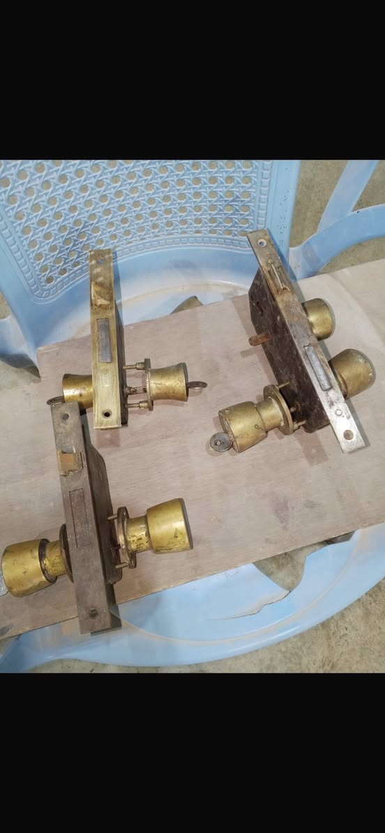 كيلونات  عدد ٣ اصلي قديمات شغالات   حجم كبير نحاس مع المفاتيح واحد كبير مال باب رئيسيه فيه ٣ طوبات و٢  مال باب داخليه فيهن طوبتين للبيع لاعلى سعر


**إذا كنت صاحب هذا الإعلان وتريد حذفه لأي سبب، رجاءا أرسل رسالة إلى الدعم الفني**