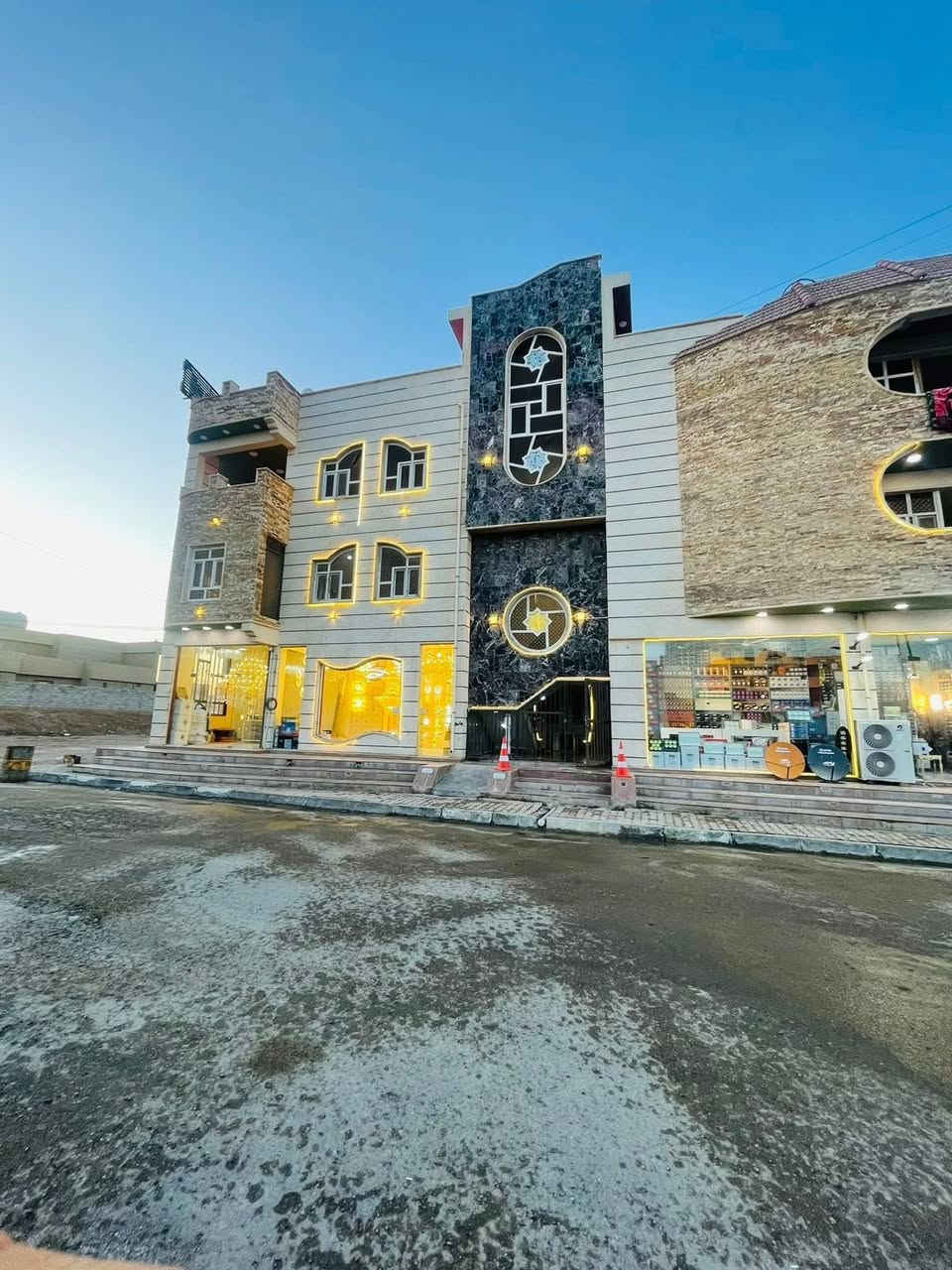 إعلان..📢🆕

عماره سكنيه للعوائل فقط 

شقق  للأيجار في الخالدية 

بناء حديث درجة أولى💯

كل شقه تحتوي على غرفتين وصاله واستقبال ومطبخ وملحقات 

مساحه -145 متر للشقه الواحده 🔛

بأسعار مناسبه 💰💲

الخالديه - حي القدس  📍

للأستفسار 

***********📱
