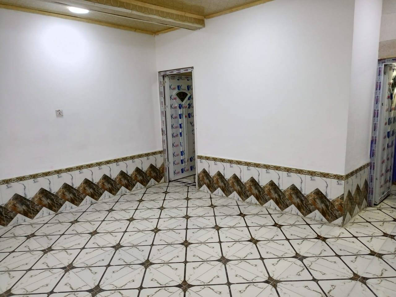 للبيع
بيت ١٠٠م خلفي على ساحه

طابق واحد بناء نظيف عكاده

سعر ٨٥ بيه مجال

يقع في حي اور شارع سبيس

يحتوي على غرفه وصاله ومطبخ وصحيات داخليه وخارجيه واستقبال

موبايل للاستفسار ***********
