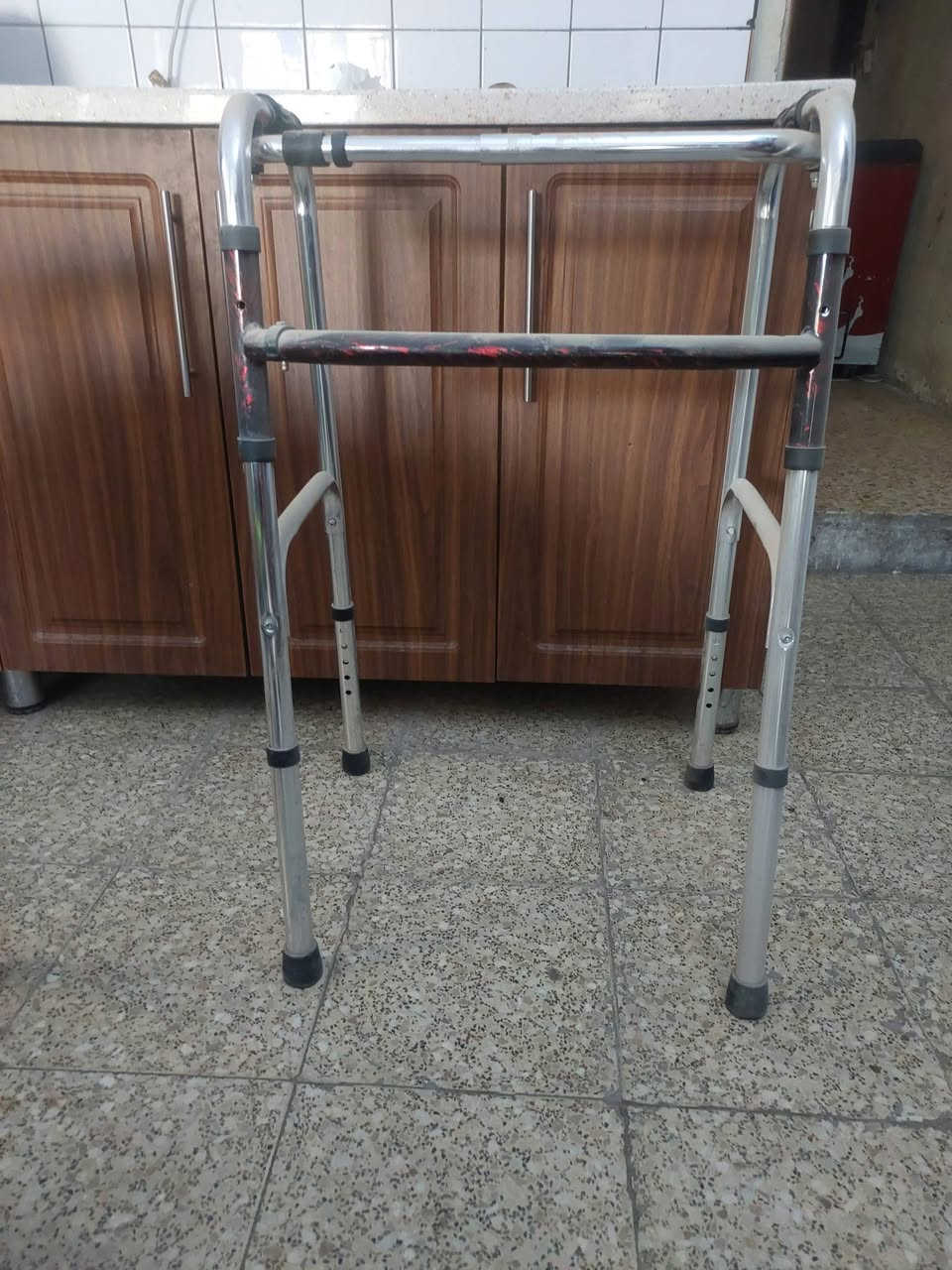 السلام عليكم 
اخوان عكازه متحركه قيم بما يرضي الله 
جديده ما مستعمله 
***********
شهداء البياع
