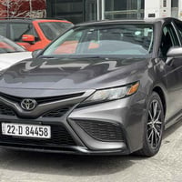 كامري للبيع السيارة se موديل 2021 نظيفه وجاهزة ماشية 100 ميل حادثها مو...