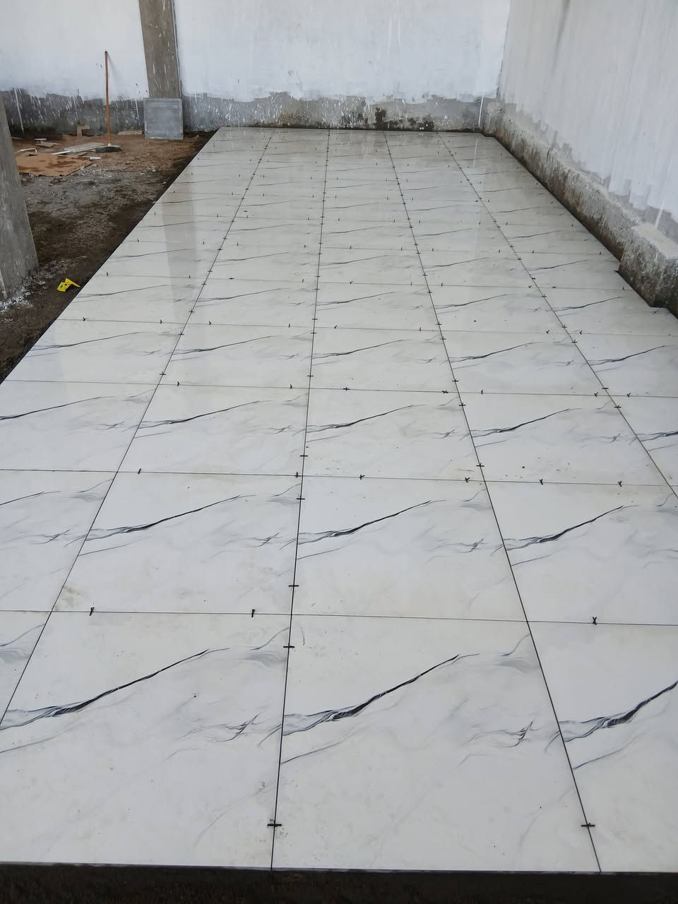 سلام عليكم خلفه سيراميك ارضي الواح شغل مضبوط ومناسب شغل ليزر اسعار المتر (٦ ونص )اتصال ***********او مراسله
