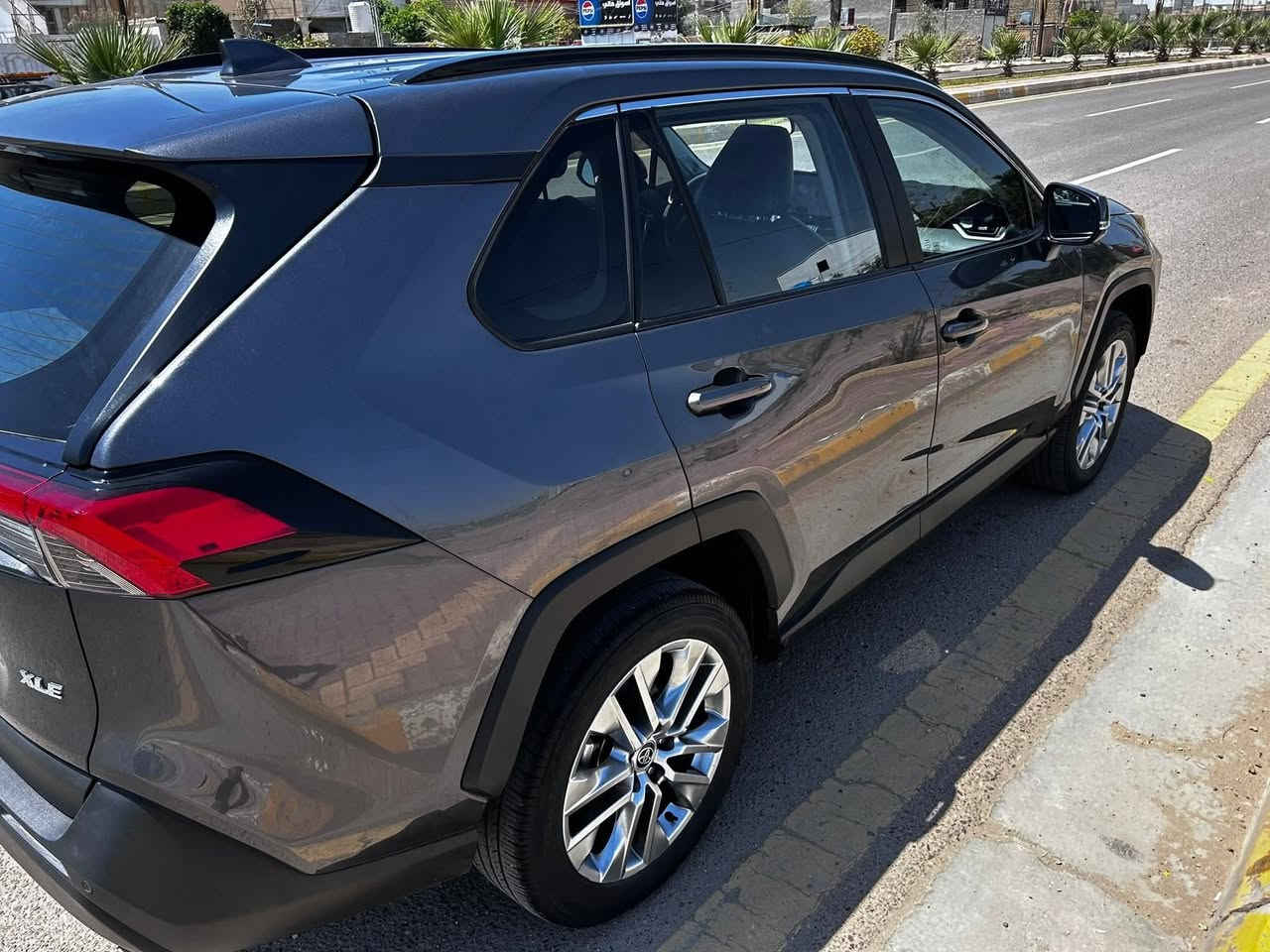 راف 4 - XLE بريميوم
* اللون رصاصي 

* الموديل 2023

* حجم المحرك: 2.5L (بانزين)

* فتحة سقف

* شاشة كبيره

* بصمة تشغيل 

* صندوق شفط كهربائي

* كشن تدفئه السائق والراكب الامامي
 
* استيرن هيتر

* كاميرا خلفي

* هاند بريك بصمة

*  اوتو هولد Auto Hold

* رادار امامي (تحديد مسار)

* رادار جانبي (نقاط عمياء)

* نظام : Eco

* نظام : Normal 

* نظام : Sport

* كرسي السائق كهربائي

 *كرسي السائق خزن

*كشنات جلد 

*كشاف ضبابي
*ويل 19 انج
سماعات  JBL  مع مضخم

*السعر 232

الممشى 45000 كم 
رقم  الهاتف: ***********

حادث جاملغ وبنيد( سطحي بدون دواخل او  شاصي
راديترات بلاديه).
